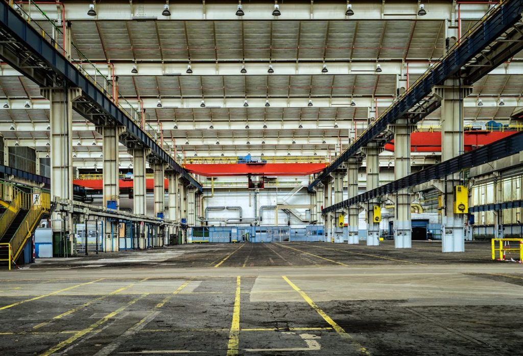 empty-concrete-building-236705
